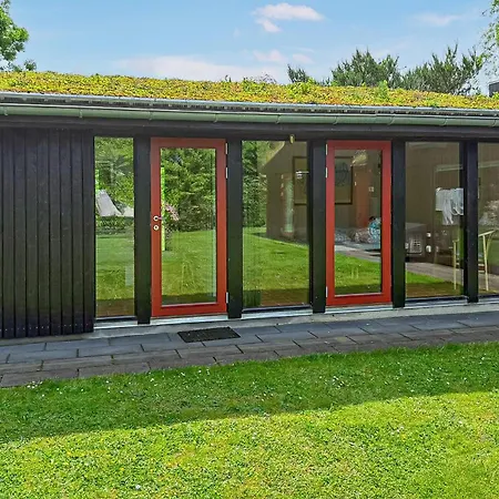 Five Bedroom Lovely In 別荘 Vejby