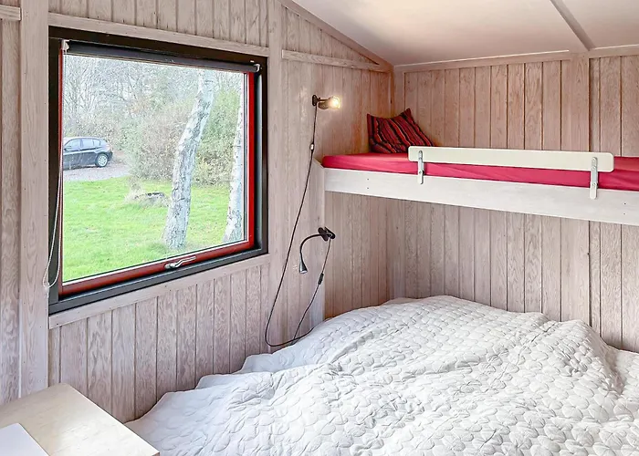 Five Bedroom Lovely In 別荘 Vejby